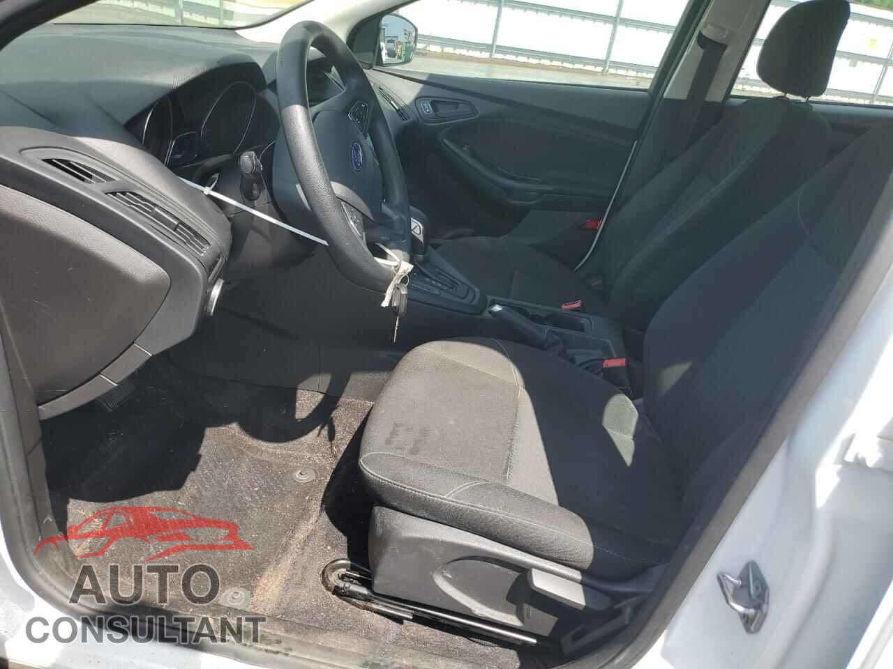 FORD FOCUS 2017 - 1FADP3E26HL312185