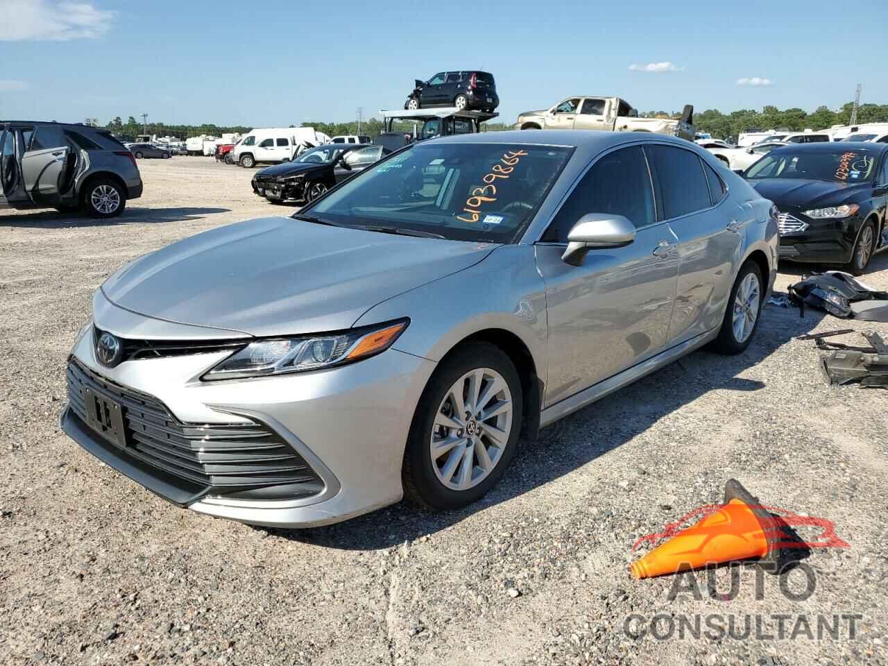 TOYOTA CAMRY 2022 - 4T1C11AK0NU638602