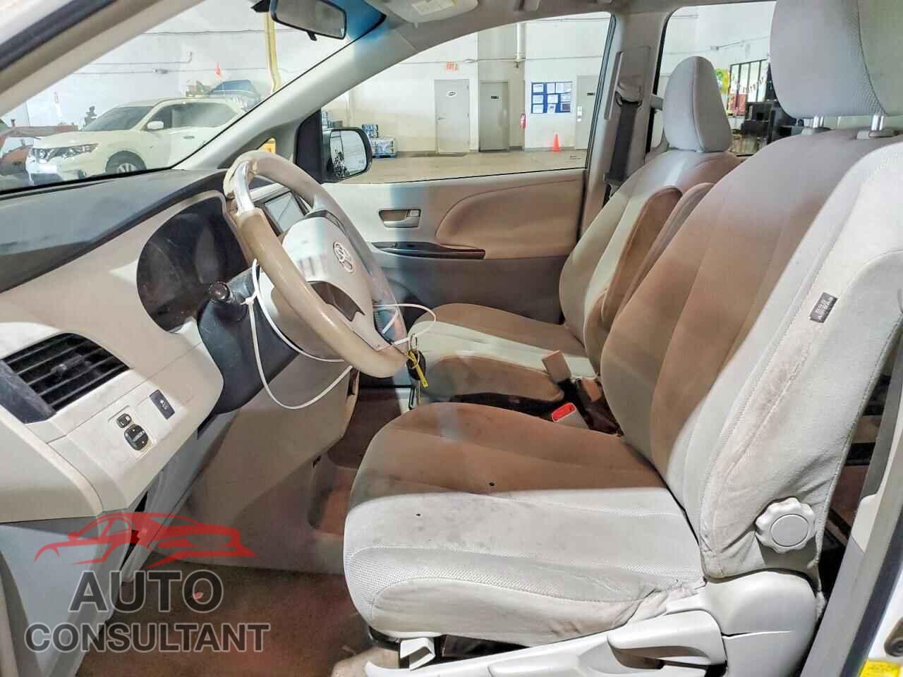 TOYOTA SIENNA 2011 - 5TDZK3DC7BS152882