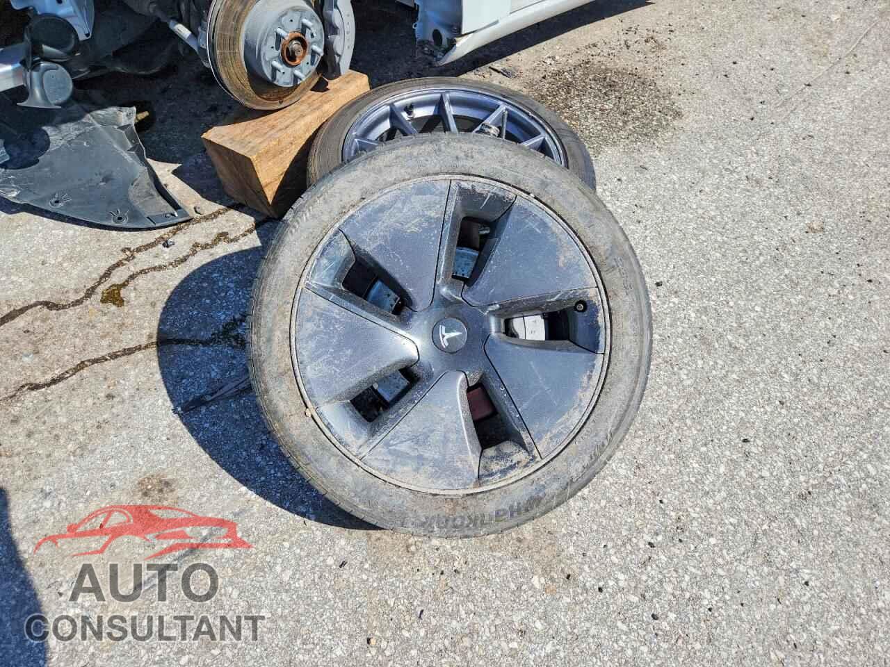 TESLA UNKNOWN 2022 - 5YJ3E1EB0NF349165
