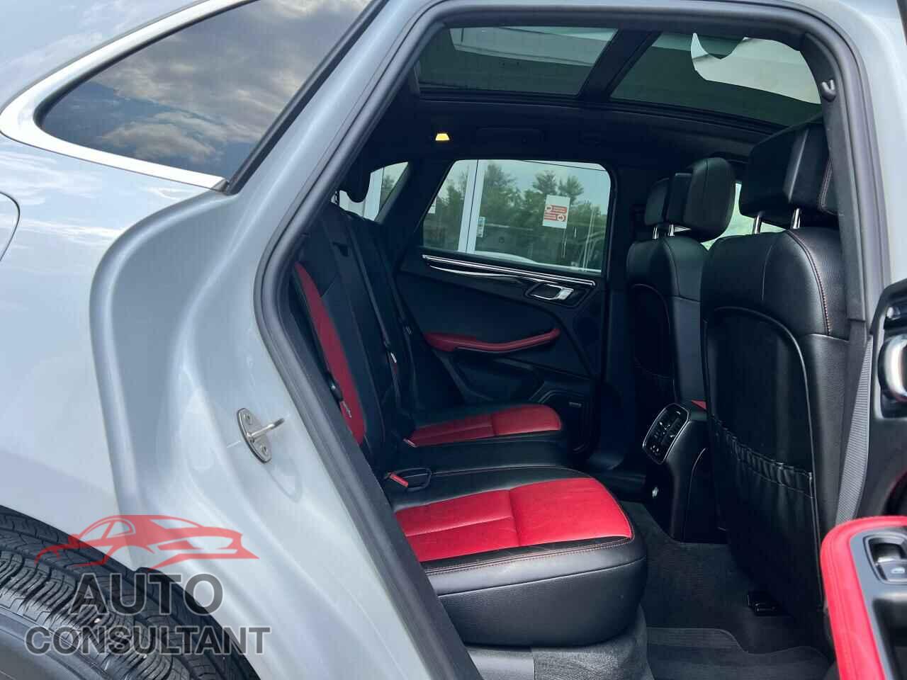 PORSCHE MACAN 2016 - WP1AB2A59GLB40365