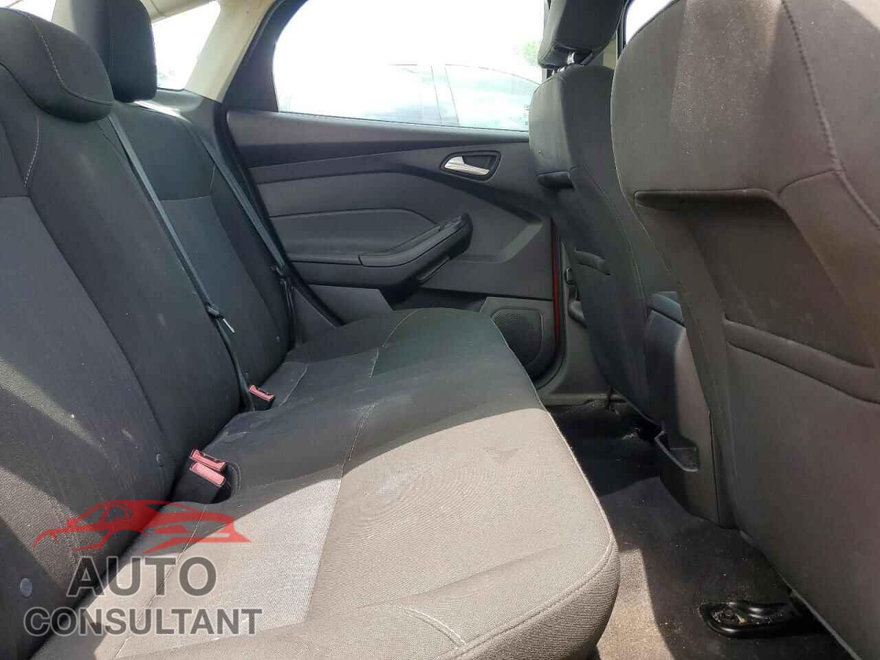 FORD FOCUS 2015 - 1FADP3F20FL346165