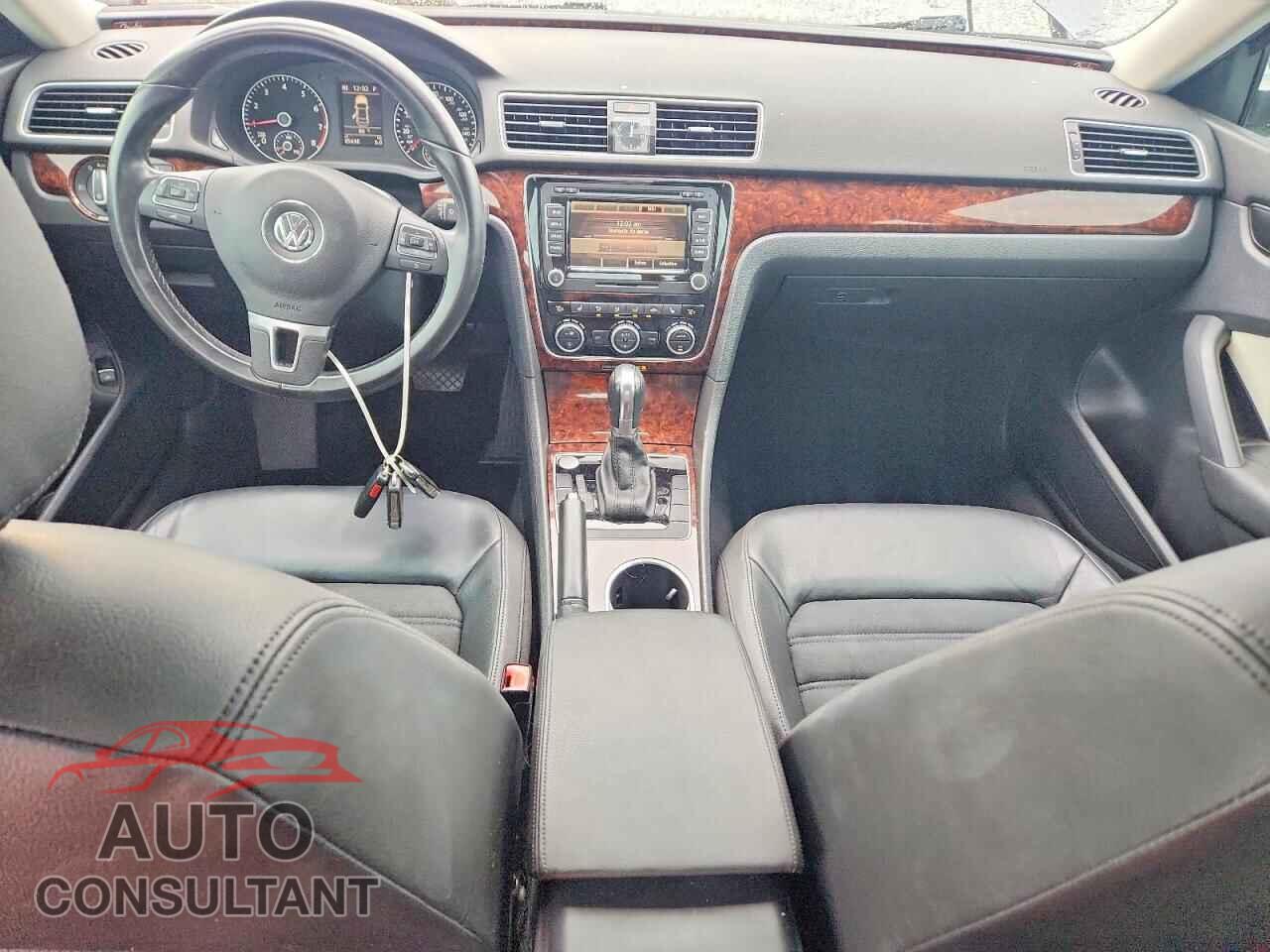 VOLKSWAGEN PASSAT 2013 - 1VWCH7A31DC021237