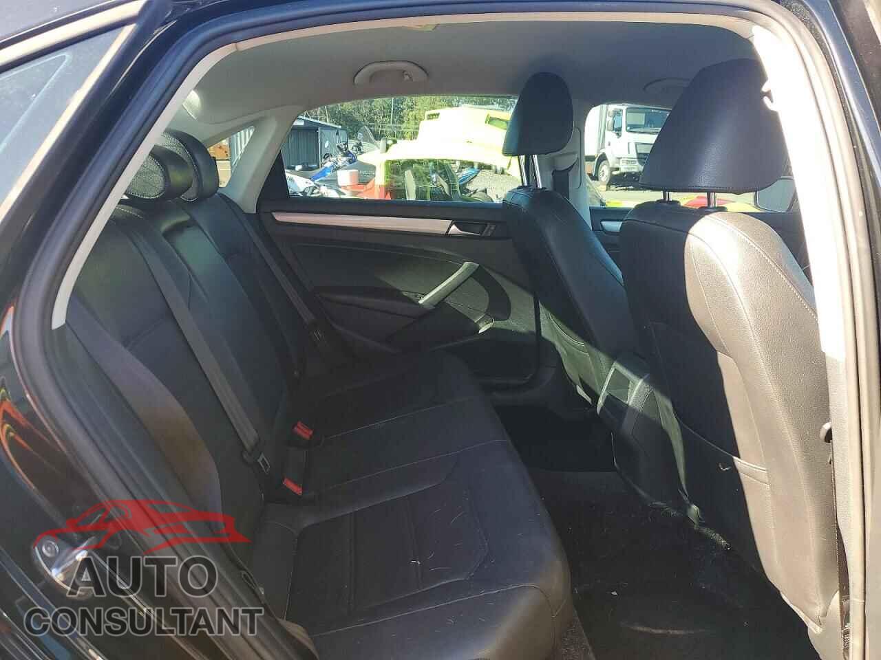 VOLKSWAGEN PASSAT 2015 - 1VWAT7A32FC068656