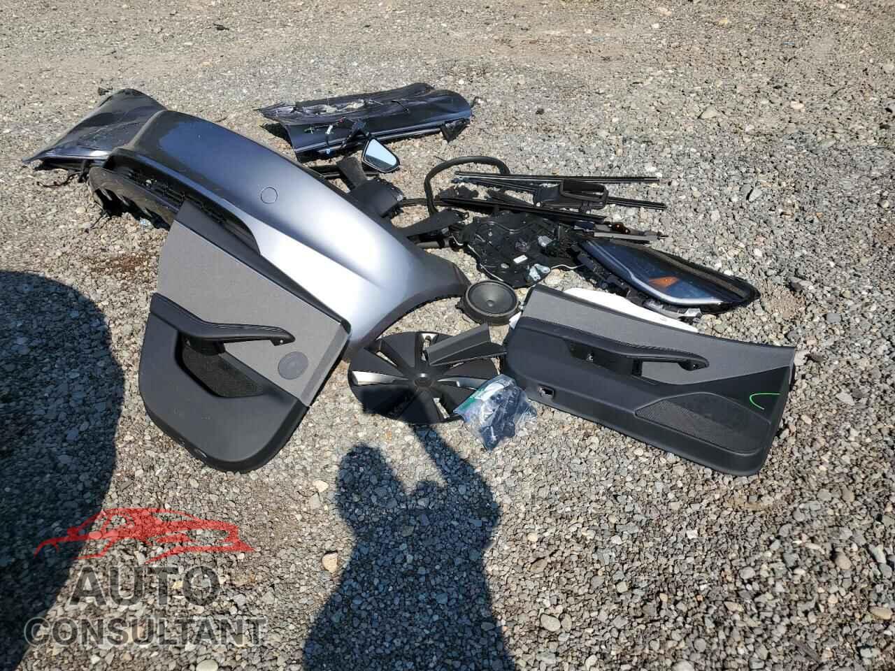 TESLA MODEL 3 2025 - 5YJ3E1EA2SF933540