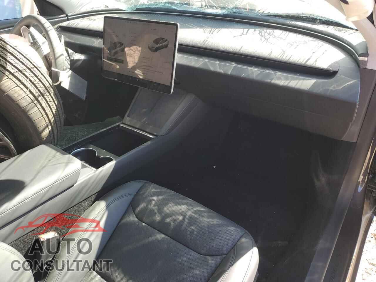 TESLA MODEL 3 2025 - 5YJ3E1EA5SF048376