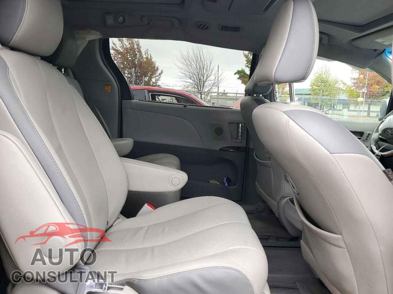 TOYOTA SIENNA 2013 - 5TDDK3DC9DS060928