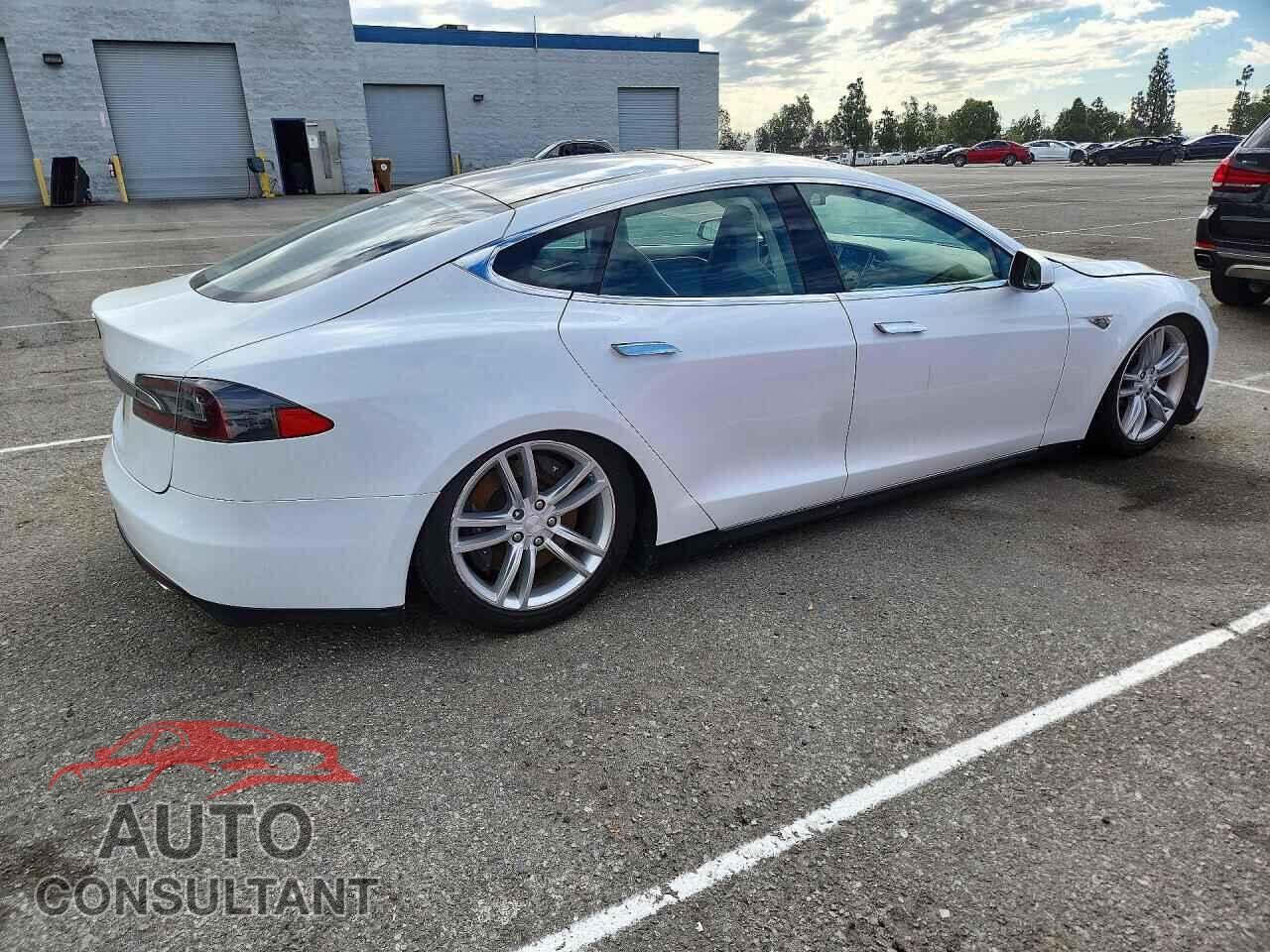 TESLA MODEL S 2013 - 5YJSA1CN8DFP04313