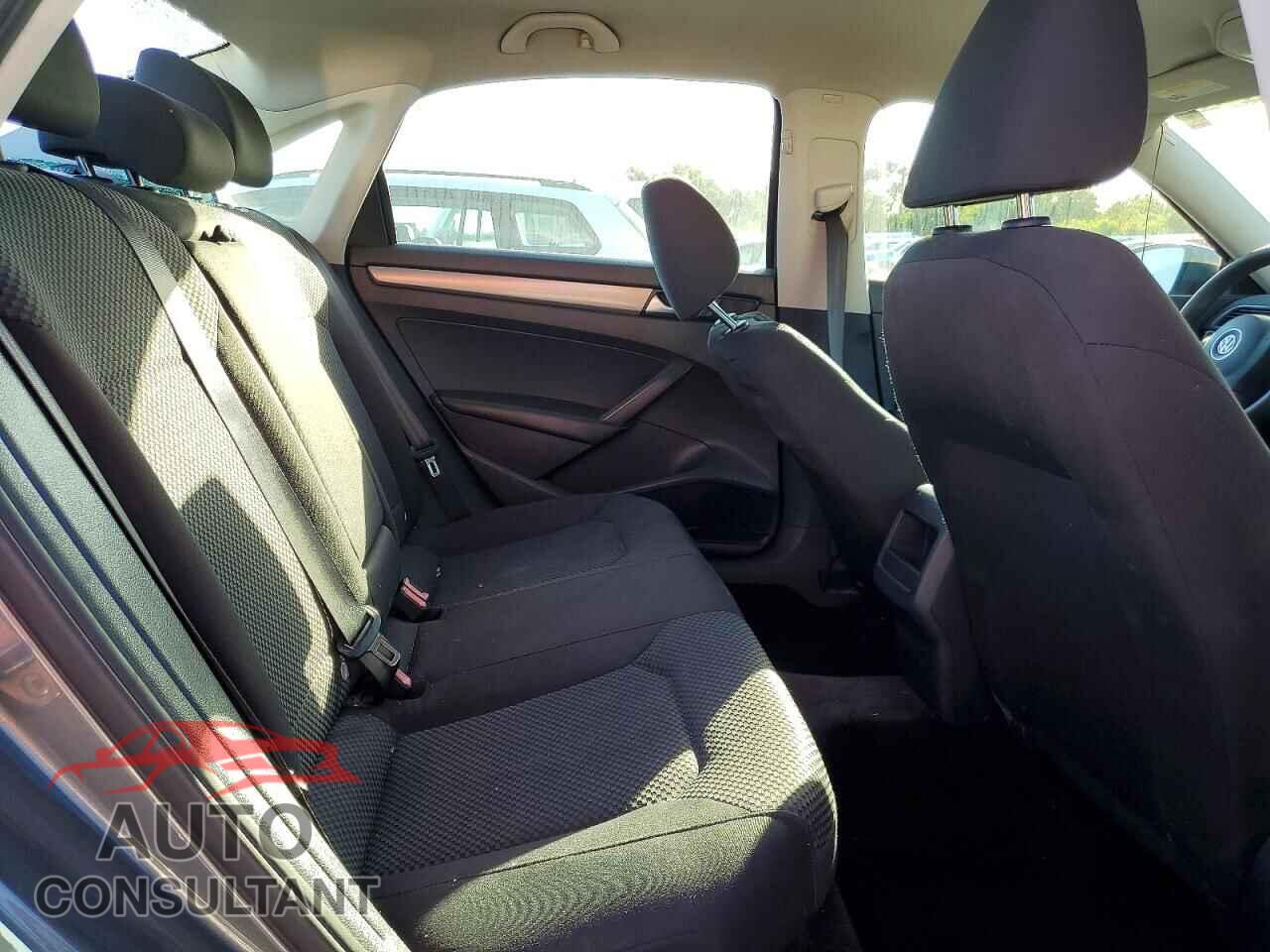 VOLKSWAGEN PASSAT 2015 - 1VWAT7A33FC094800