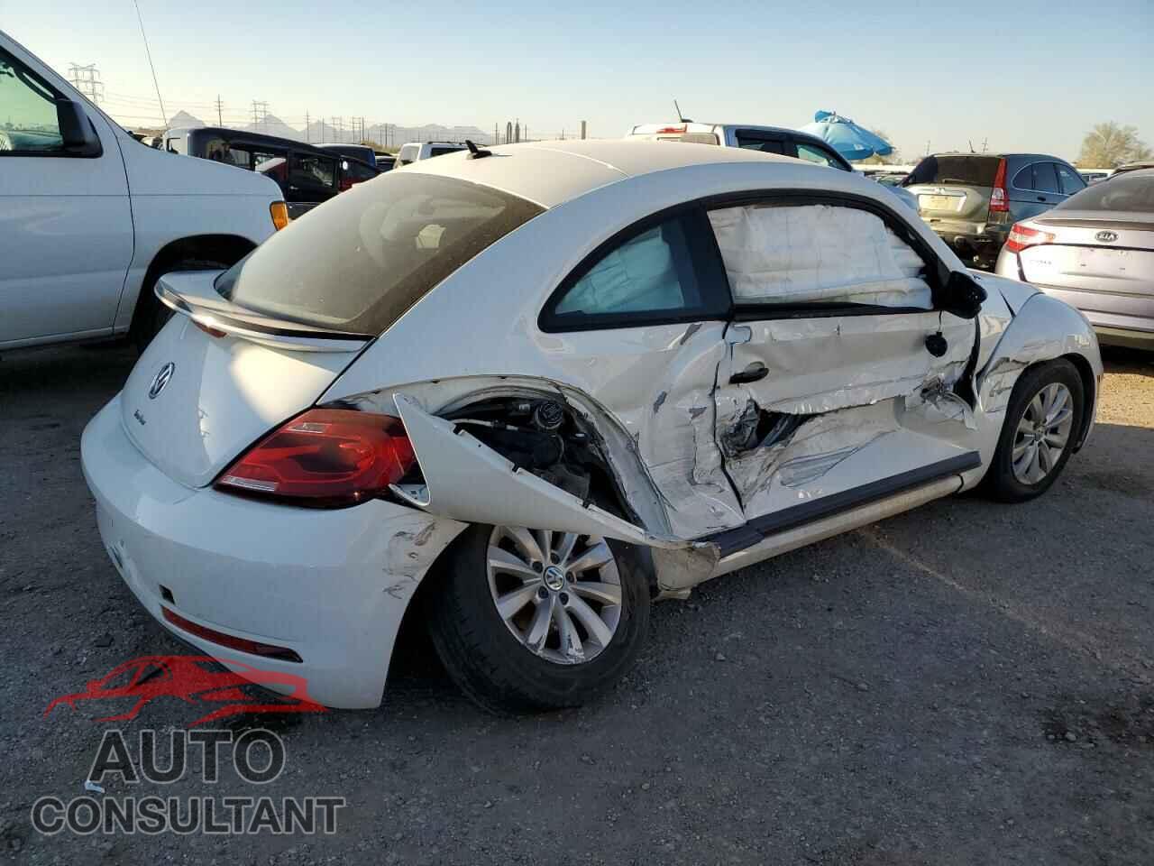 VOLKSWAGEN BEETLE 2018 - 3VWFD7AT6JM718938
