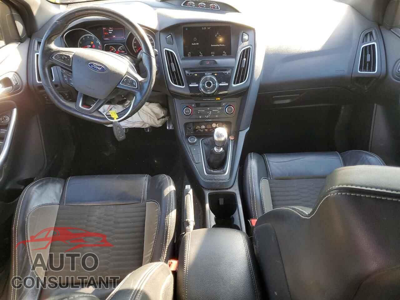 FORD FOCUS 2017 - 1FADP3L90HL213636