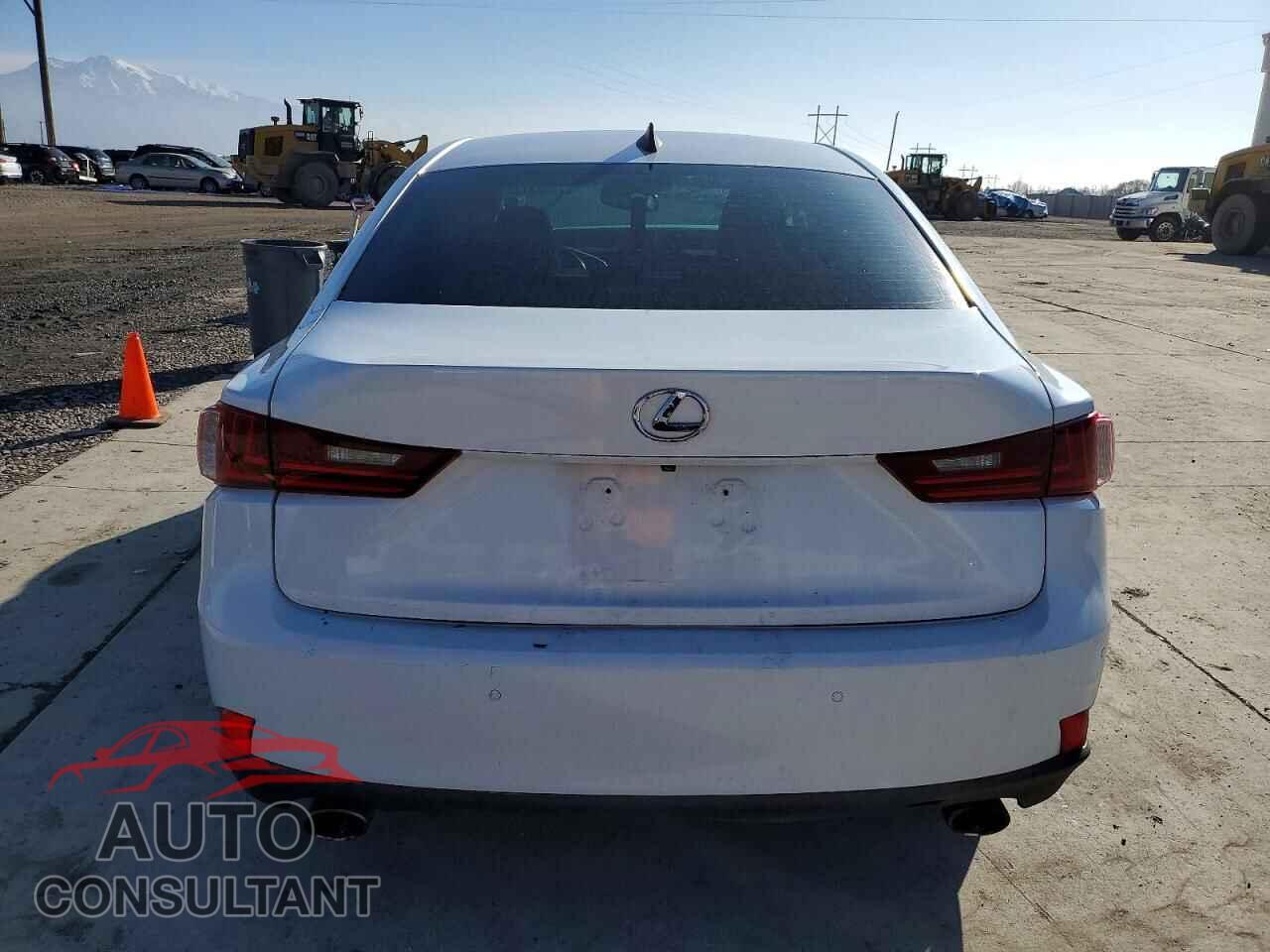 LEXUS IS 2014 - JTHBE1D27E5000730