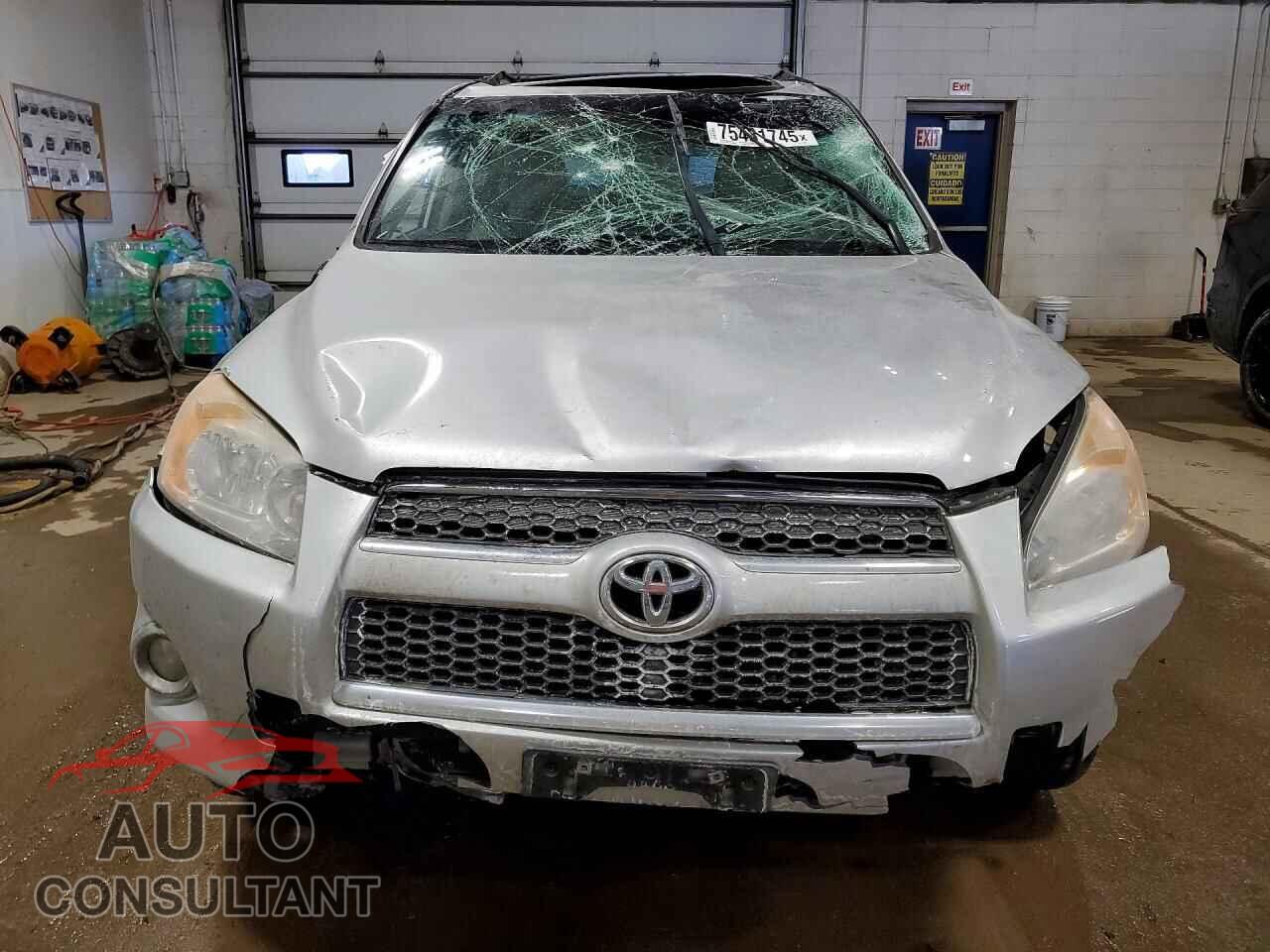TOYOTA RAV4 2011 - 2T3DF4DV8BW109656