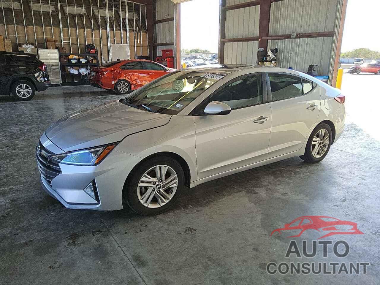 HYUNDAI ELANTRA 2019 - 5NPD84LF3KH477156