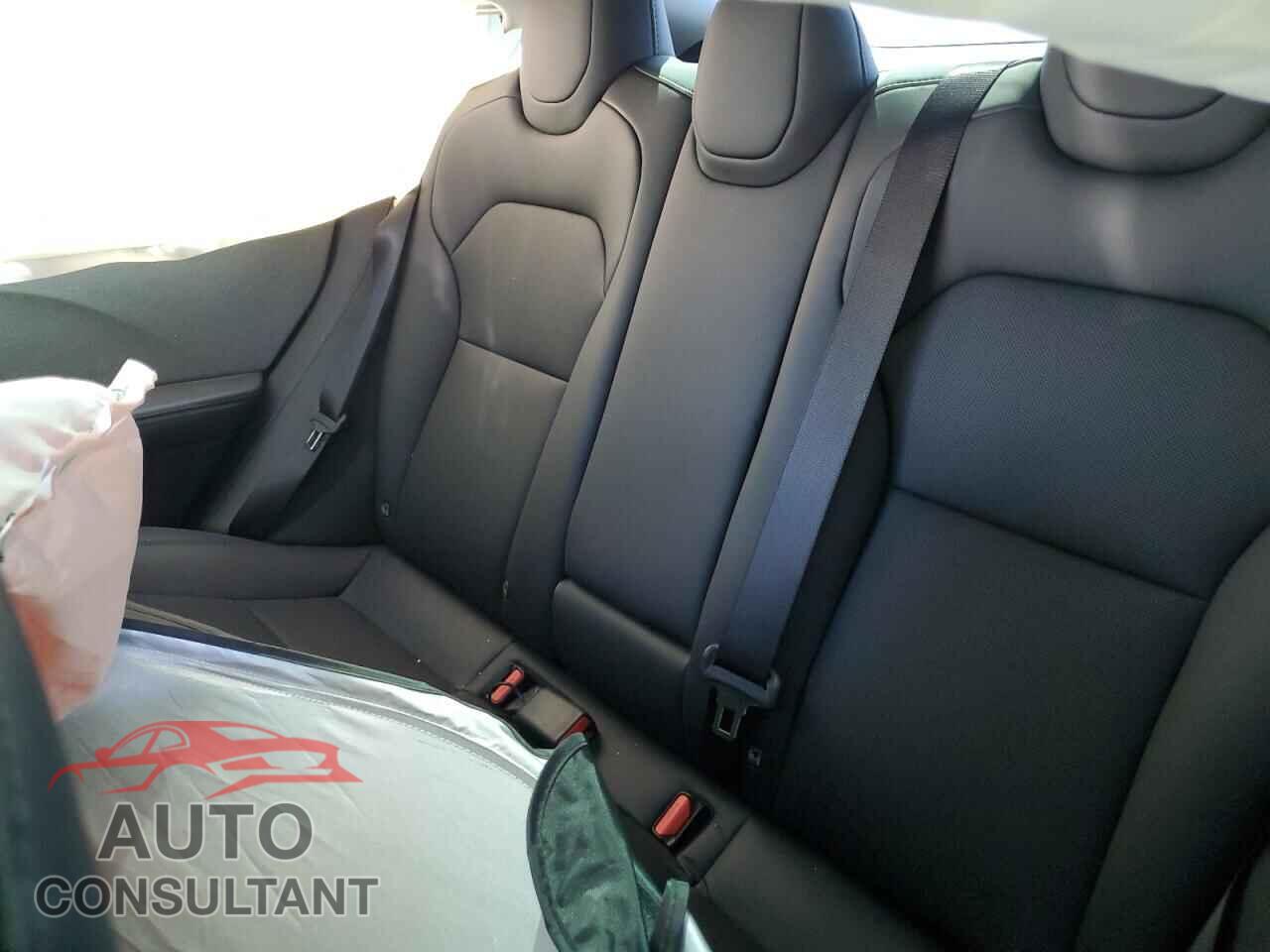TESLA MODEL 3 2025 - 5YJ3E1EA5SF048376