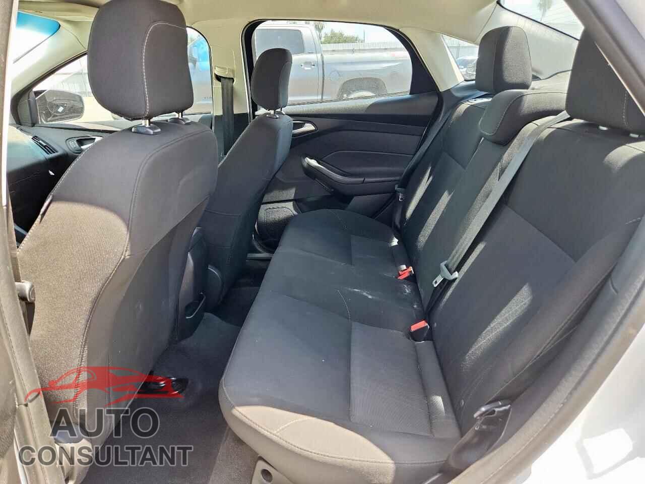 FORD FOCUS 2018 - 1FADP3FE1JL302694