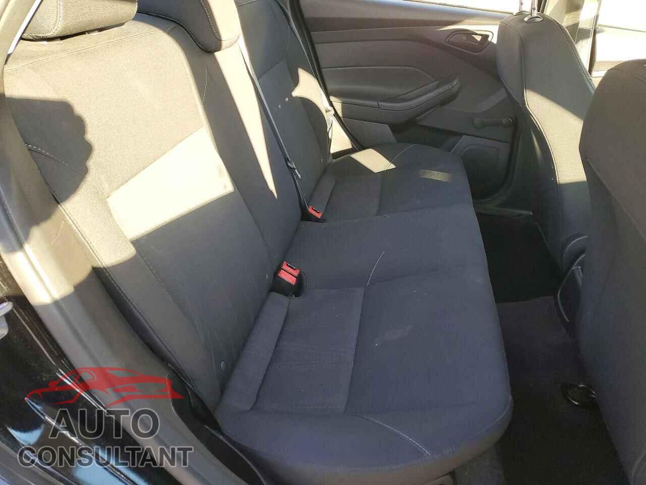 FORD FOCUS 2017 - 1FADP3E25HL233901