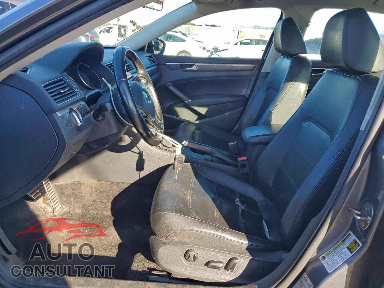 VOLKSWAGEN PASSAT 2018 - 1VWAA7A38JC044604