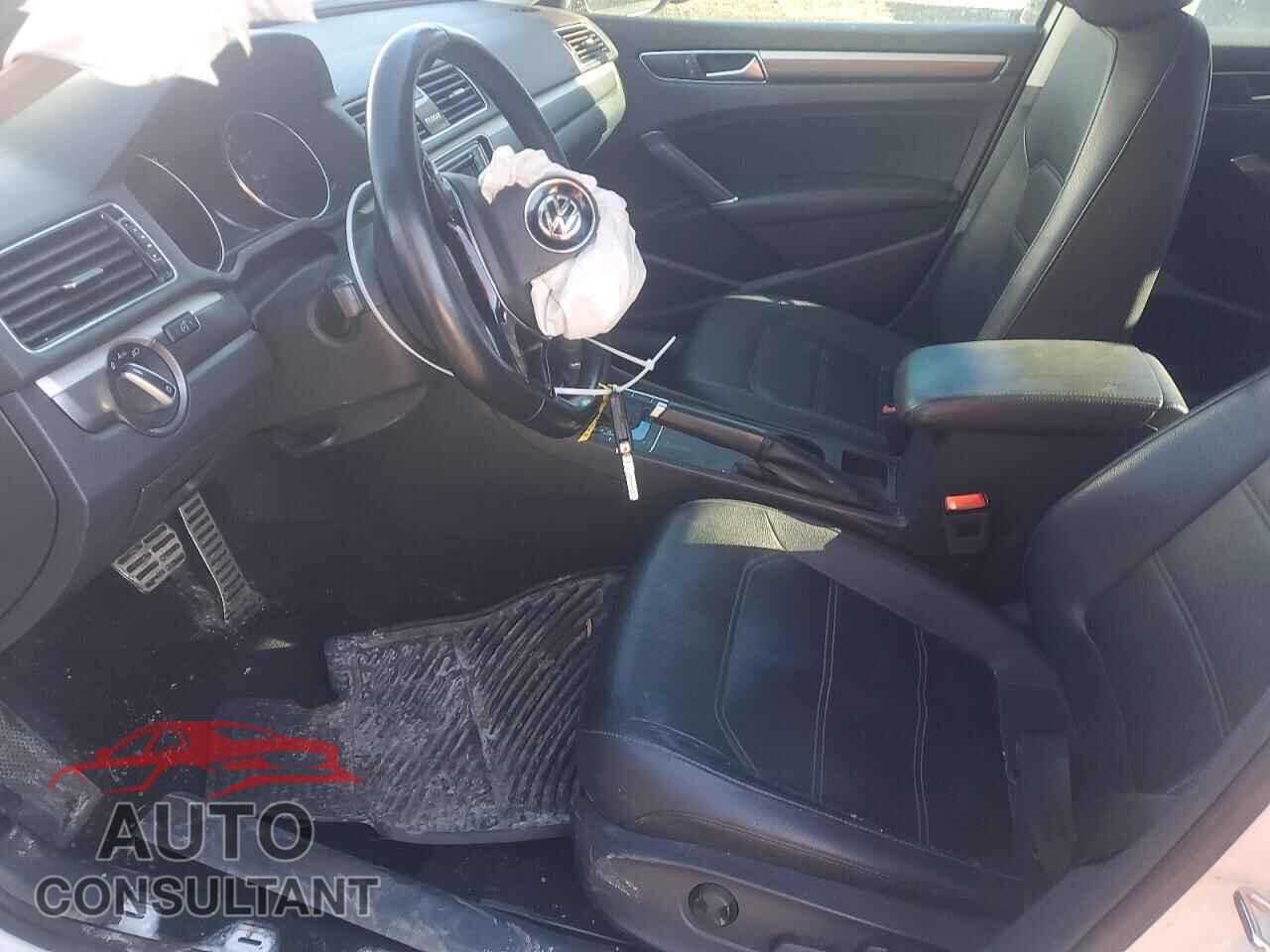 VOLKSWAGEN PASSAT 2018 - 1VWAA7A35JC047833