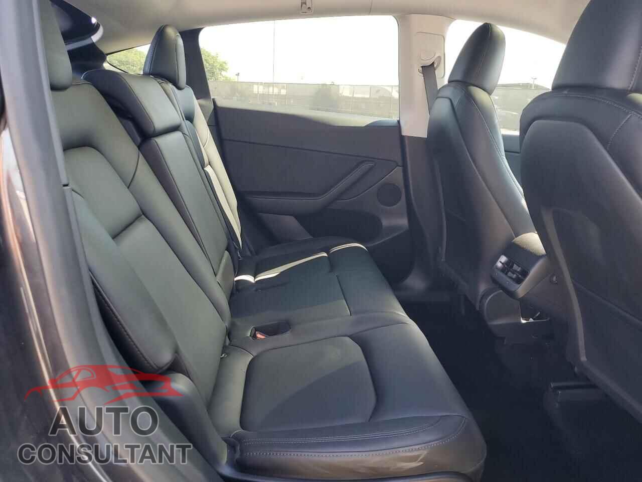 TESLA MODEL Y 2024 - 7SAYGAEE8RF033273