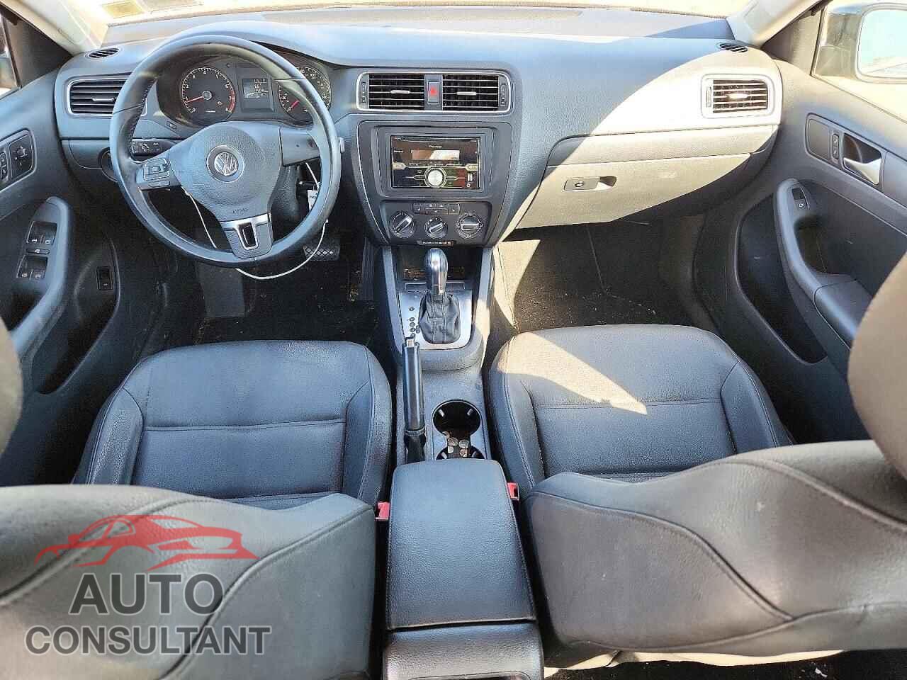 VOLKSWAGEN JETTA 2011 - 3VWDZ7AJ5BM357663