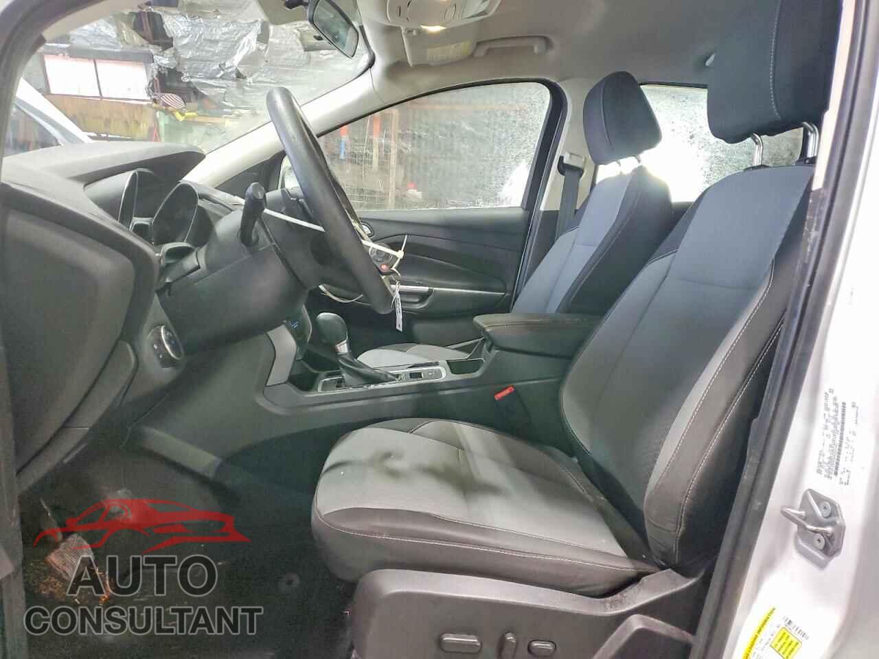 FORD ESCAPE 2017 - 1FMCU9GD0HUD02452