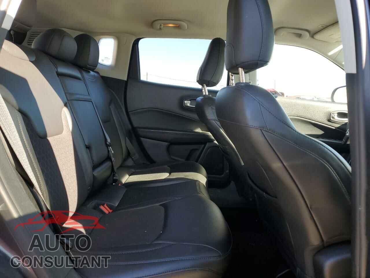JEEP COMPASS 2018 - 3C4NJDBB0JT320447