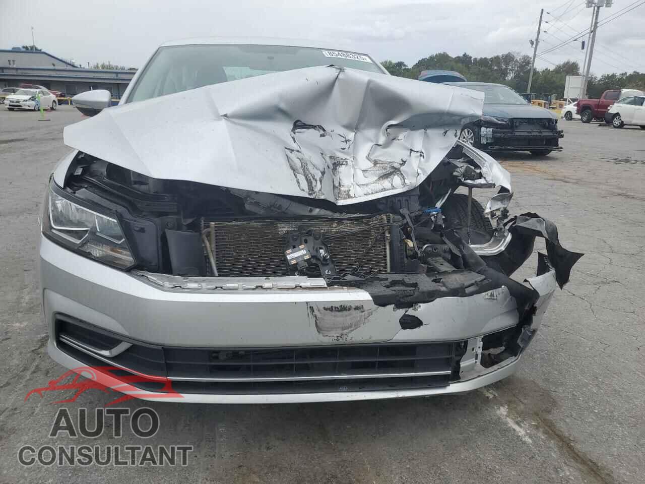 VOLKSWAGEN PASSAT 2017 - 1VWAT7A32HC020433