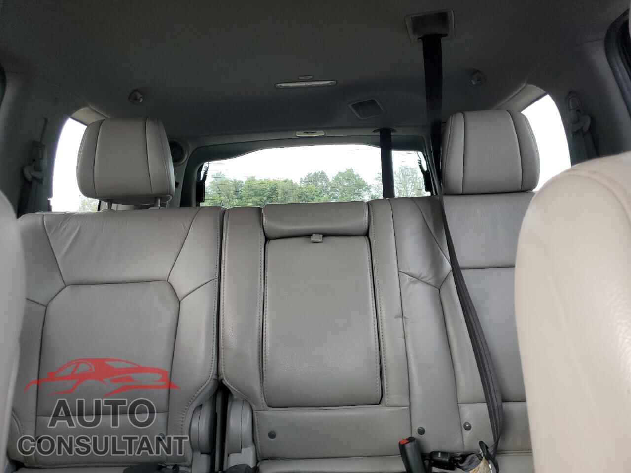 HONDA PILOT 2015 - 5FNYF4H92FB047357