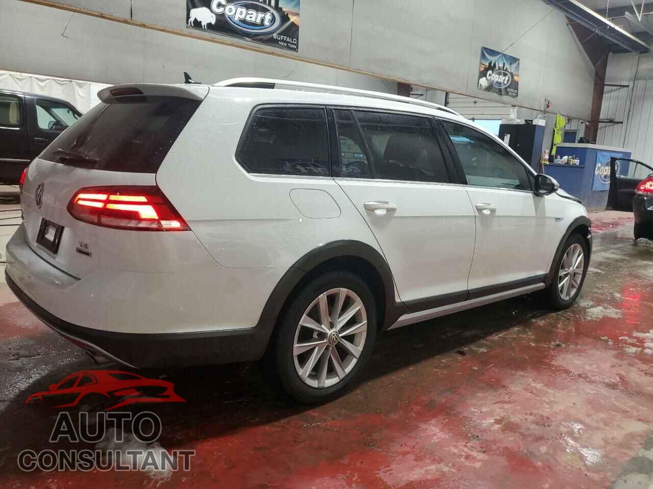 VOLKSWAGEN GOLF 2018 - 3VWH17AU9JM750129