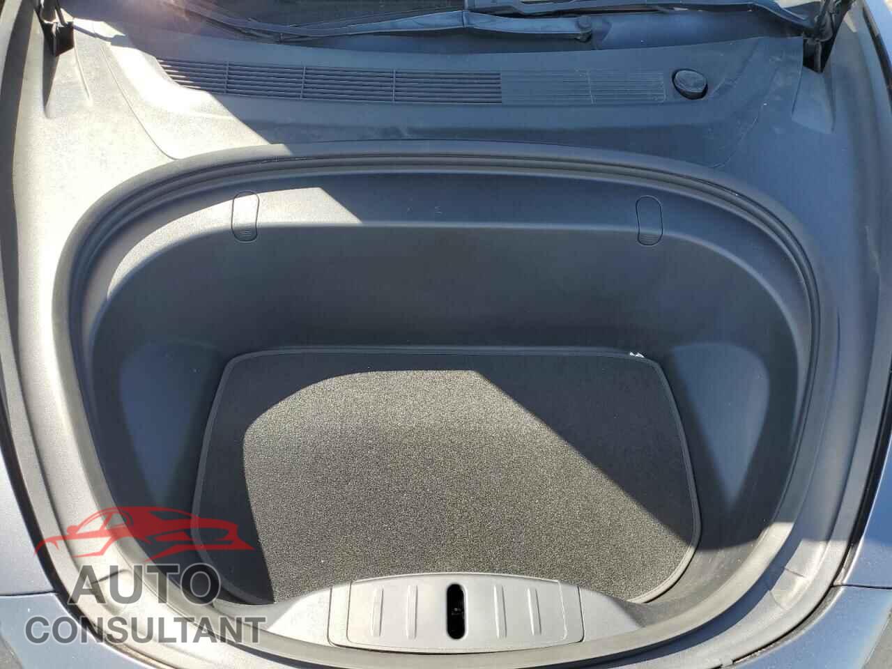 TESLA MODEL 3 2018 - 5YJ3E1EB6JF090837