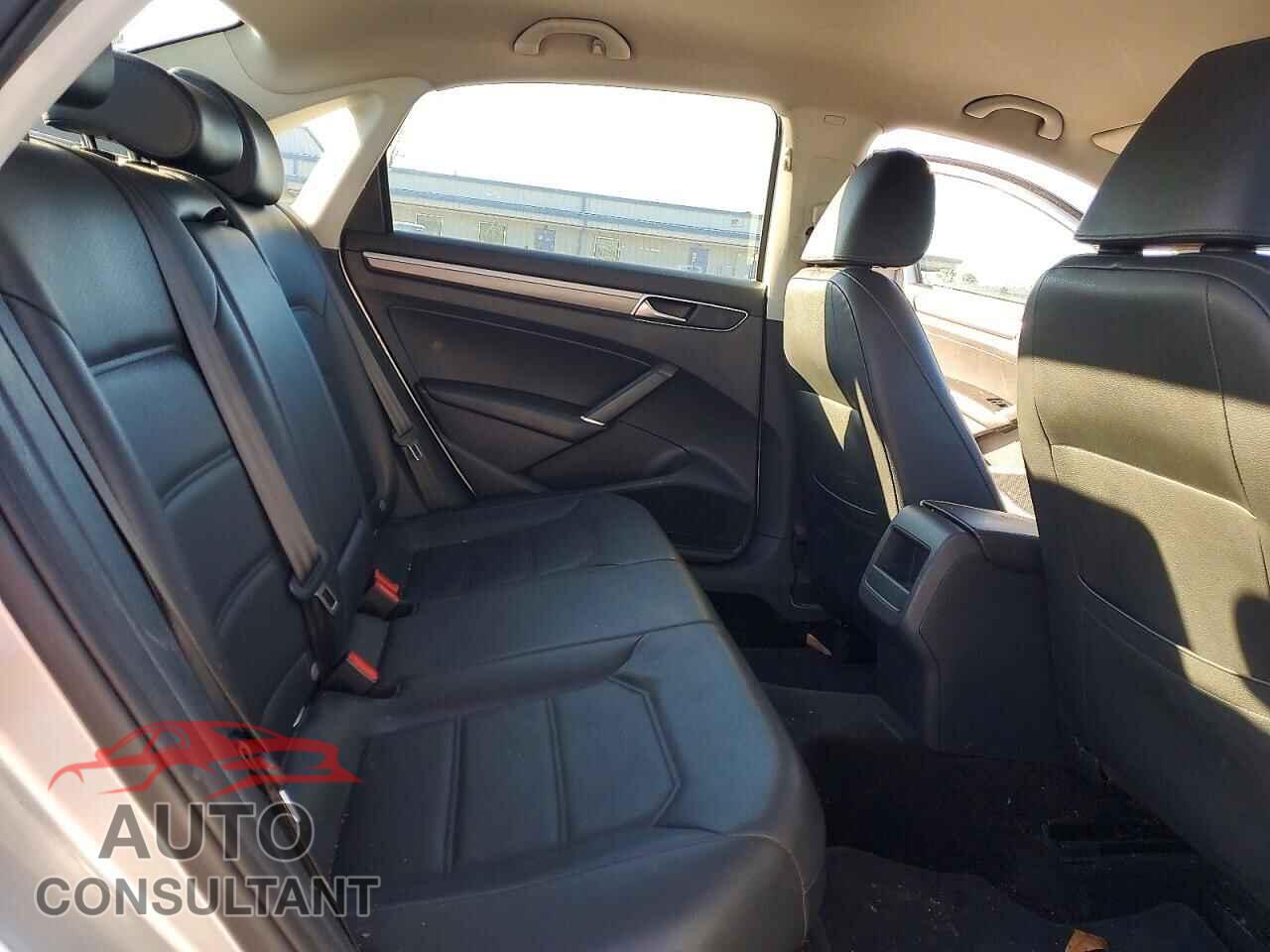 VOLKSWAGEN PASSAT 2018 - 1VWAA7A33JC007718