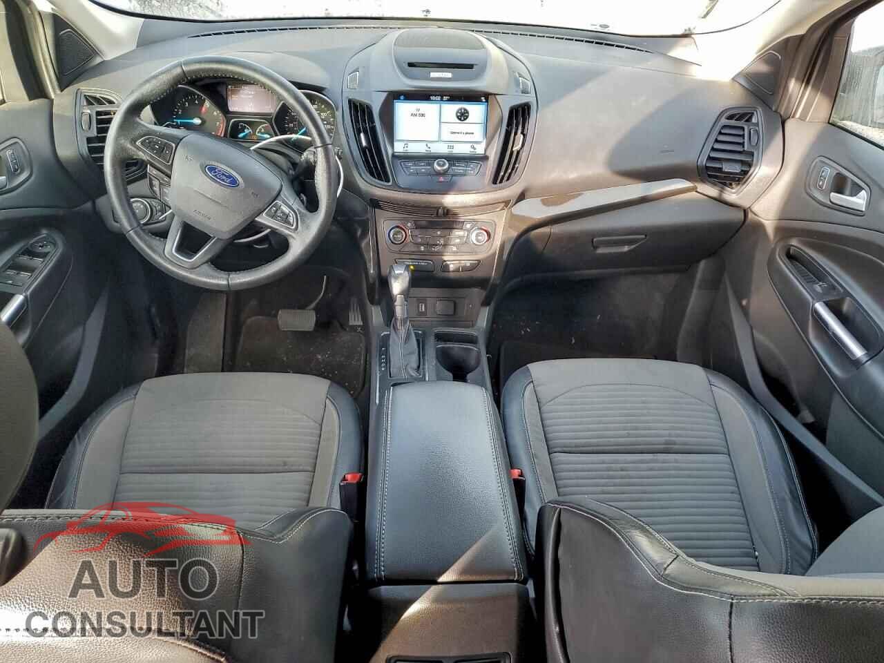 FORD ESCAPE 2017 - 1FMCU0G94HUC13815