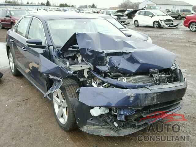 VOLKSWAGEN PASSAT 2015 - 1VWAT7A35FC102668