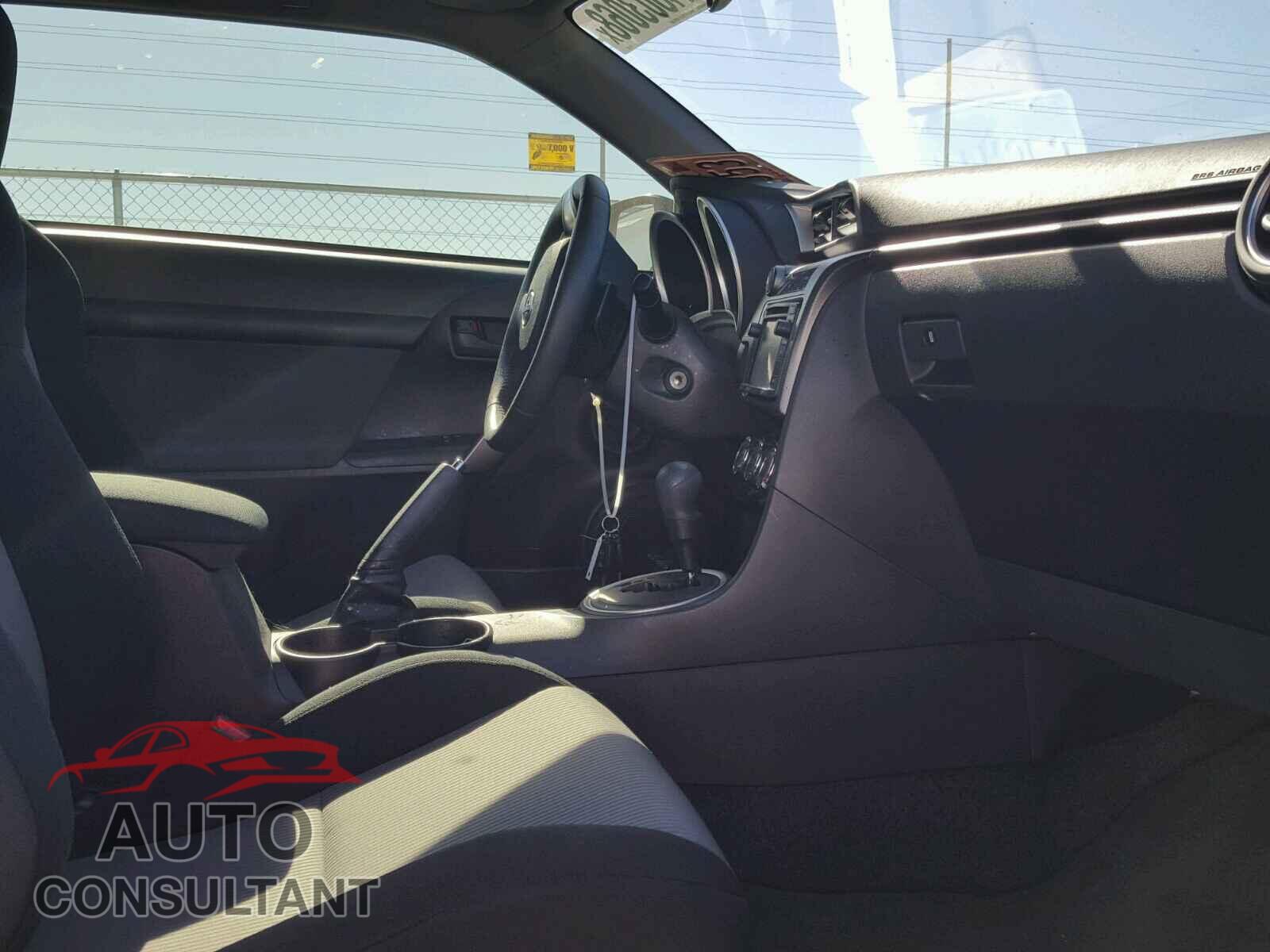 TOYOTA SCION 2015 - JTKJF5C75FJ011502