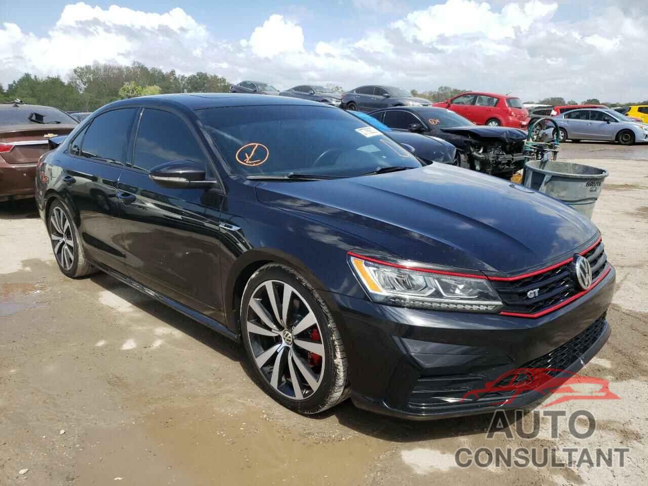 VOLKSWAGEN PASSAT 2018 - 1VWJM7A32JC047635