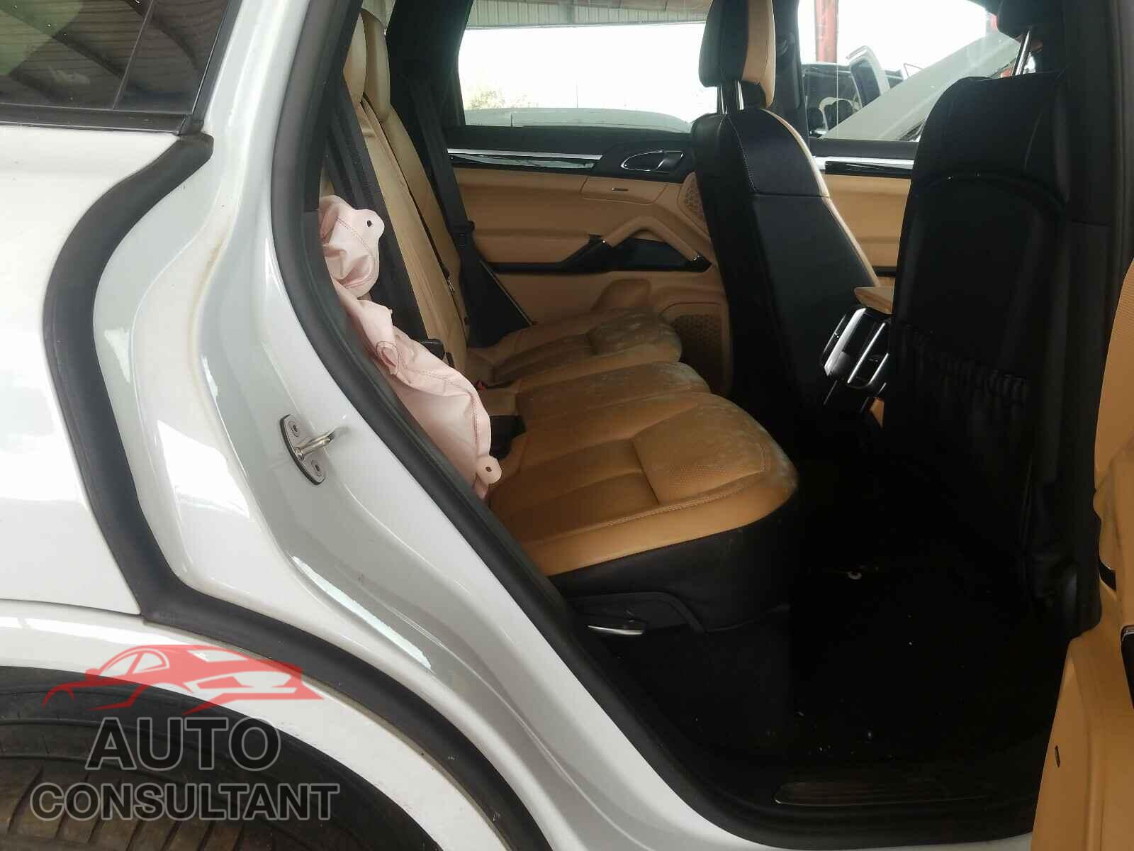 PORSCHE CAYENNE 2018 - WP1AA2A28JKA05996
