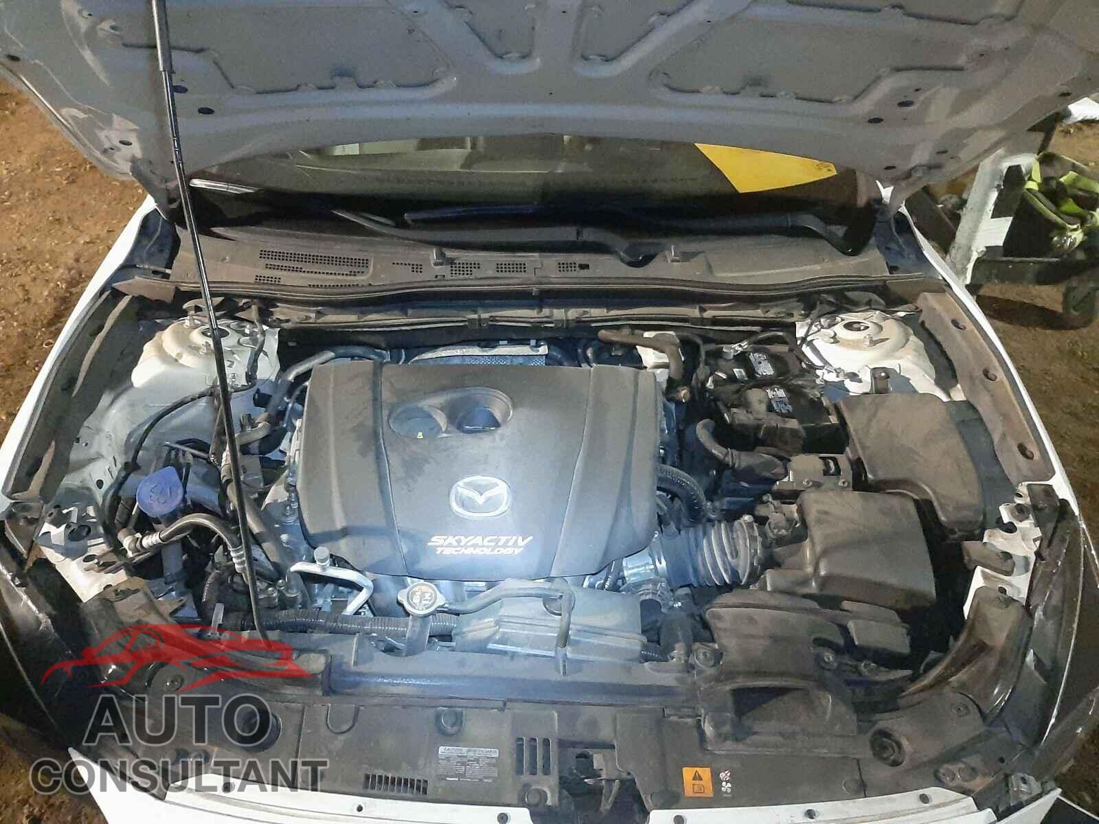 MAZDA 3 2018 - 3MZBN1W32JM172110