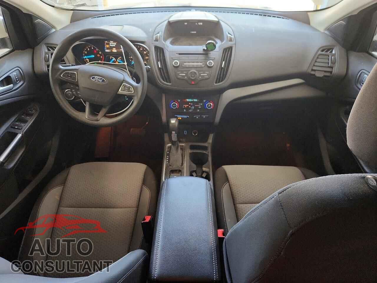 FORD ESCAPE 2017 - 1FMCU0GD3HUC62184