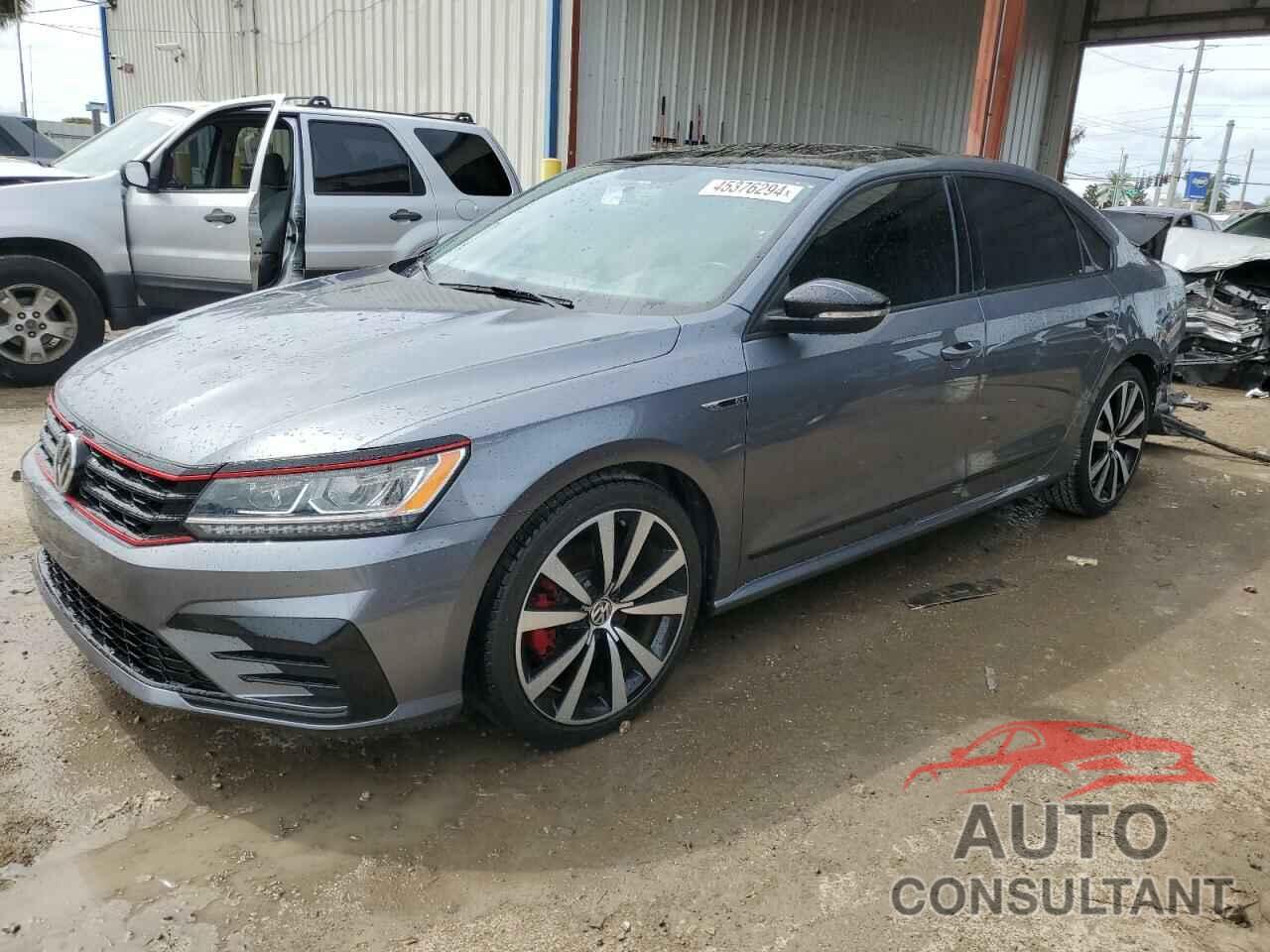 VOLKSWAGEN PASSAT 2018 - 1VWJM7A30JC051022
