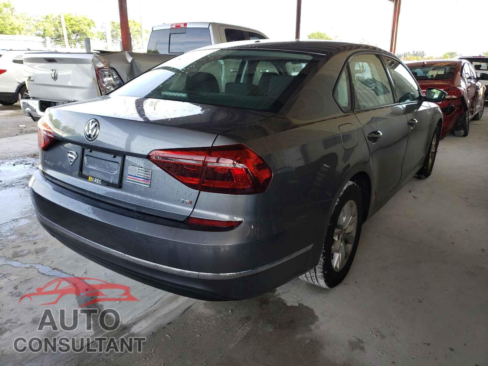 VOLKSWAGEN PASSAT 2018 - 1VWAA7A35JC026304