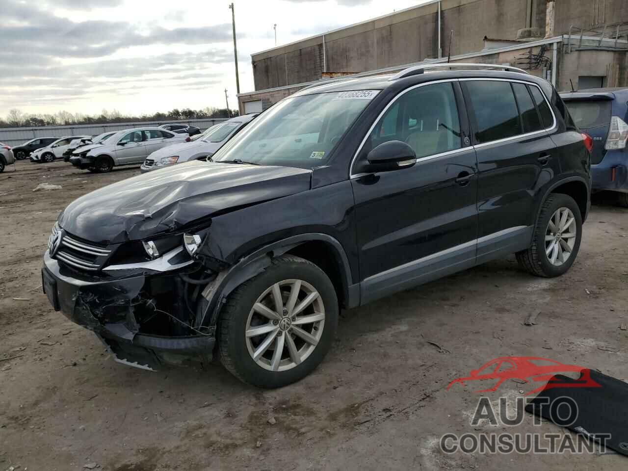 VOLKSWAGEN TIGUAN 2017 - WVGSV7AX6HK013913