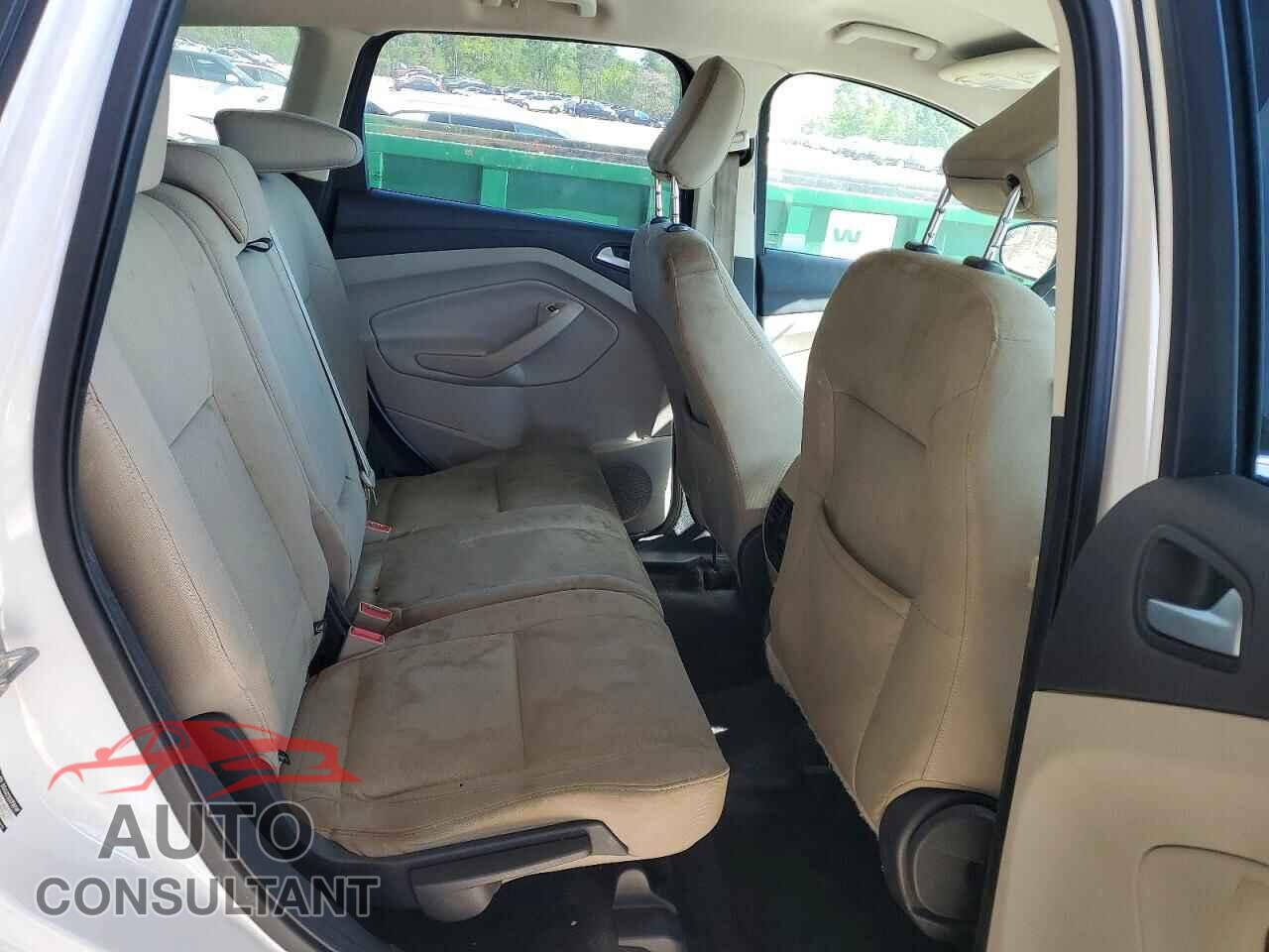 FORD ESCAPE 2018 - 1FMCU0GD7JUB03352