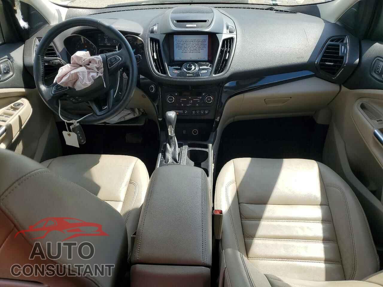 FORD ESCAPE 2017 - 1FMCU9J95HUD28307