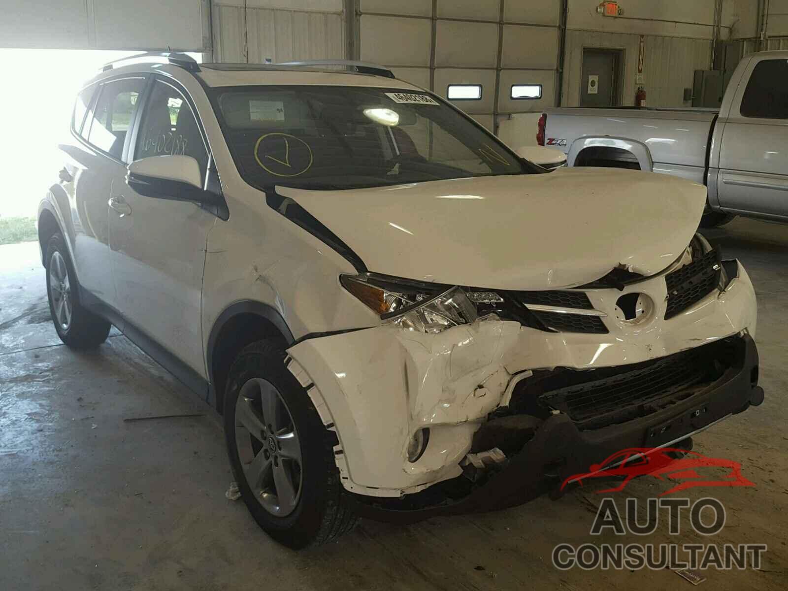 TOYOTA RAV4 XLE 2015 - JTMRFREV7FD126887