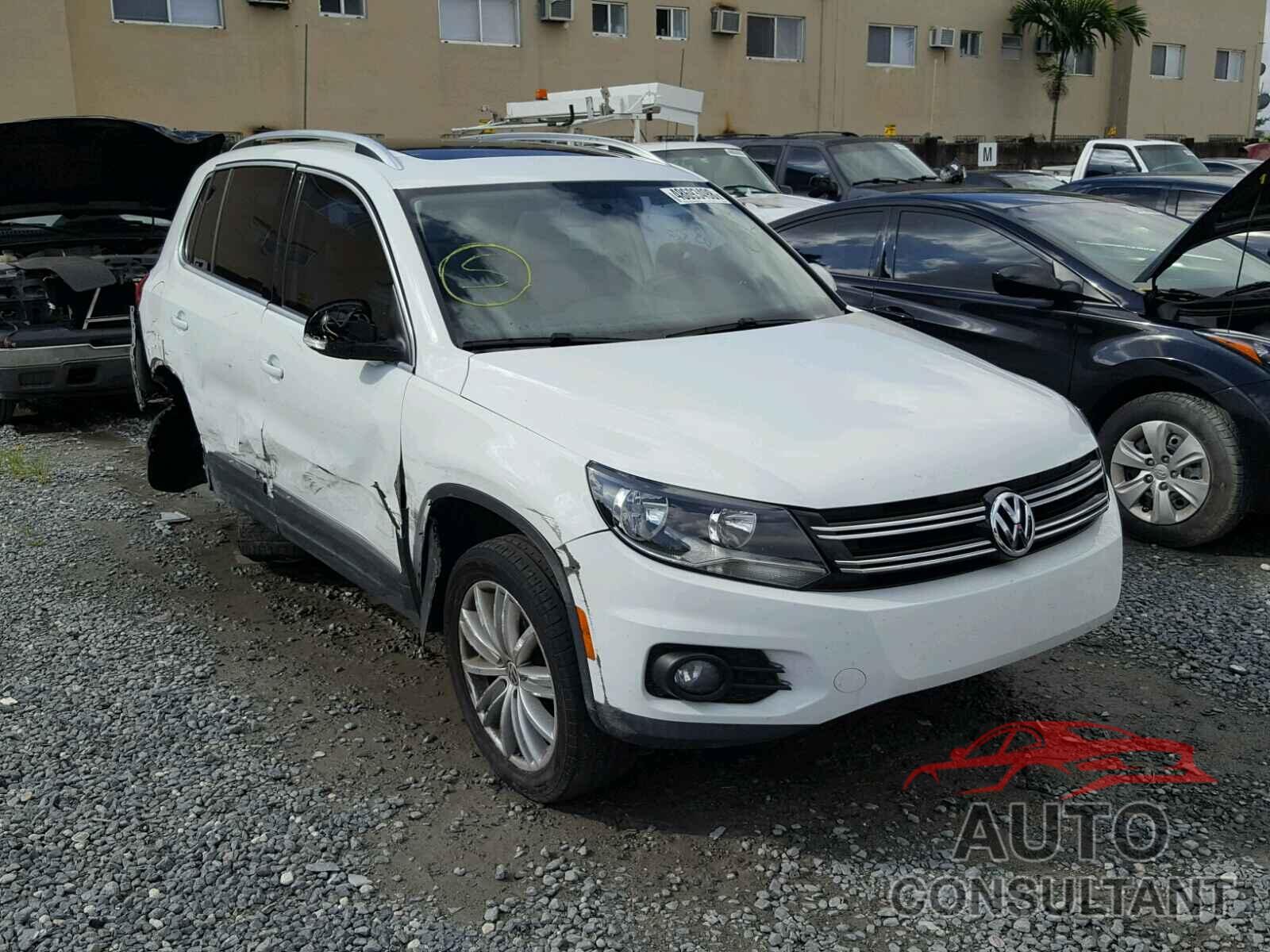 VOLKSWAGEN TIGUAN S 2015 - WVGAV7AX9FW613049