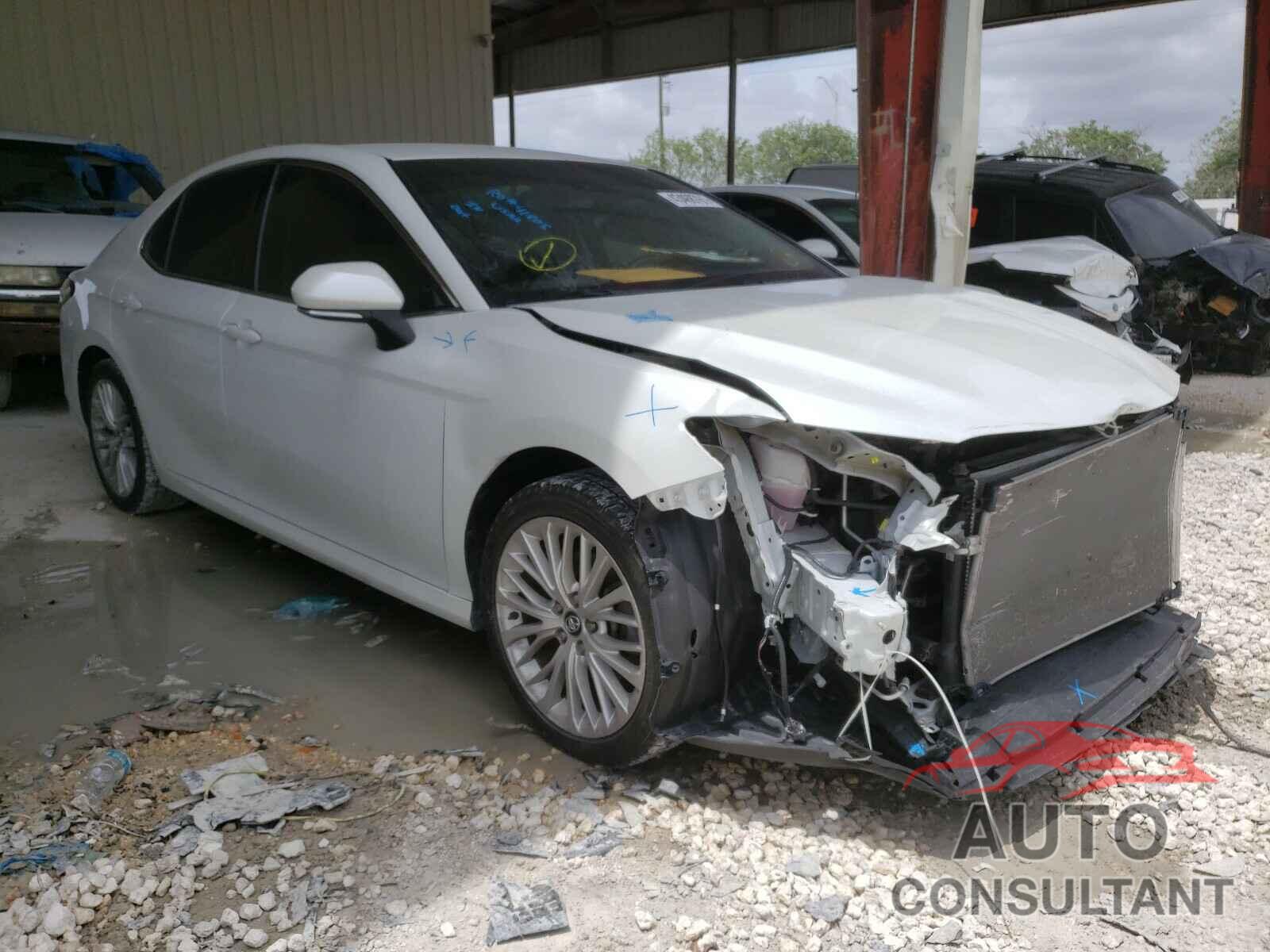 TOYOTA CAMRY 2018 - 4T1B11HK1JU060456