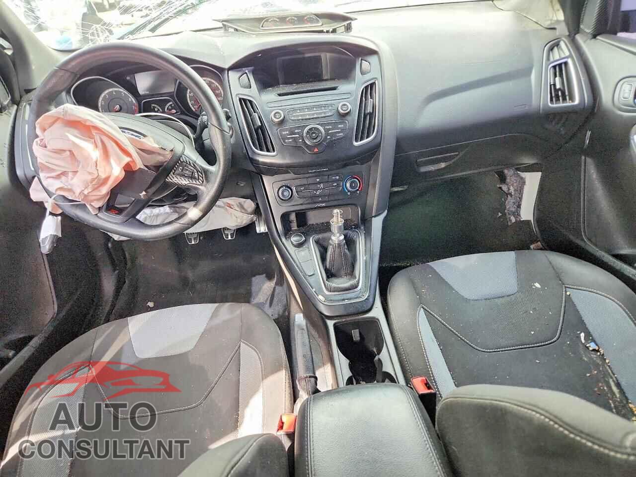 FORD FOCUS 2017 - 1FADP3L92HL230454