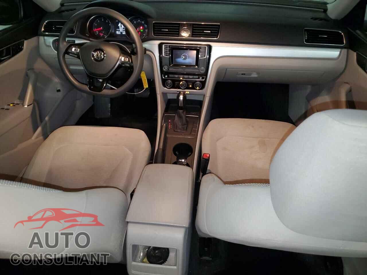VOLKSWAGEN PASSAT 2017 - 1VWAT7A38HC015043