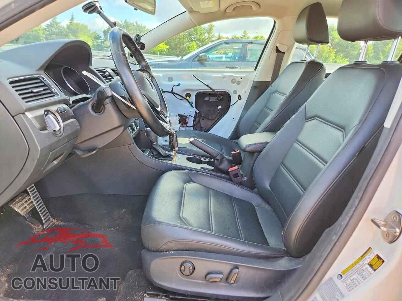 VOLKSWAGEN PASSAT 2018 - 1VWAA7A36JC010239